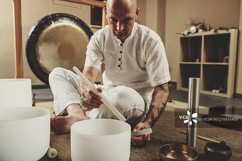 成年男人在演奏冥想乐器图片素材