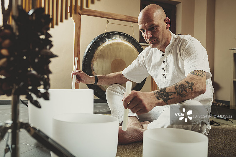 成年男人在演奏冥想乐器图片素材