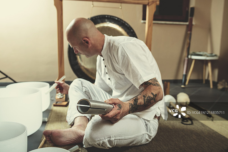 成年男人在演奏冥想乐器图片素材