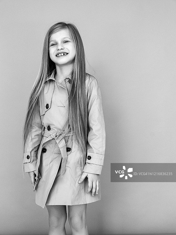 可爱的女孩站在工作室里图片素材