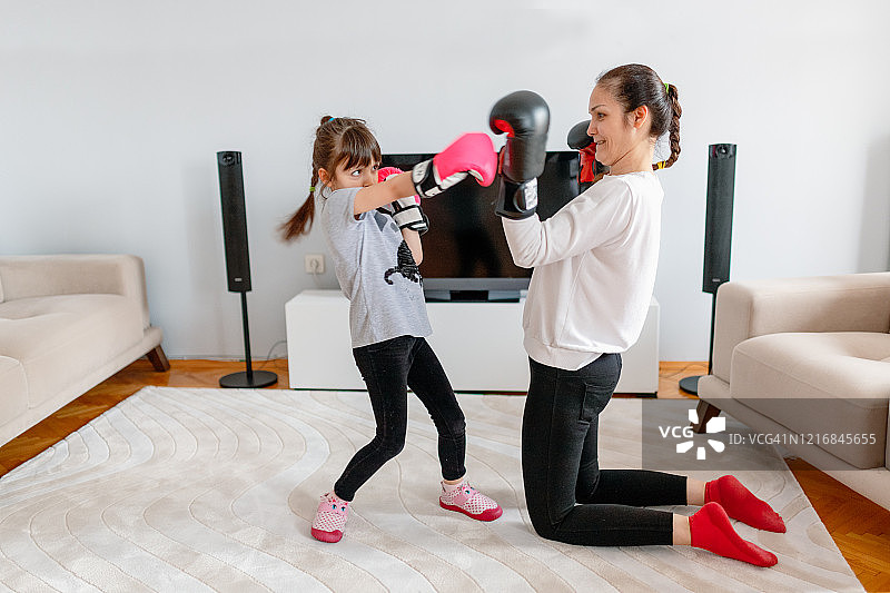 母女在家练习拳击图片素材