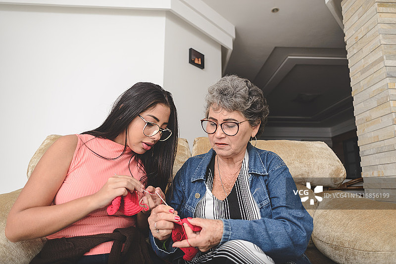 奶奶教孙女编织图片素材