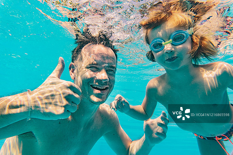 水下泳池中的父子特写图片素材
