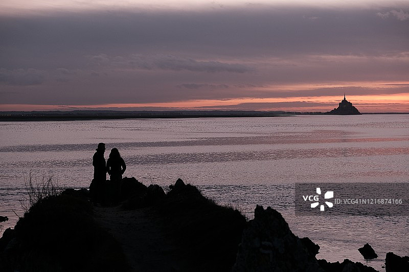 在法国诺曼底圣米歇尔山前的情侣轮廓图片素材