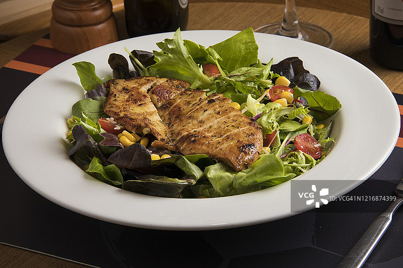 烤鸡沙拉盘图片素材