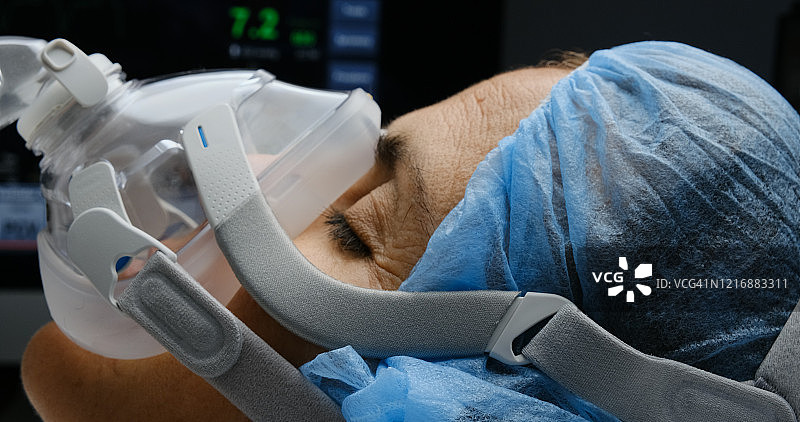 中年妇女连接呼吸机面罩图片素材