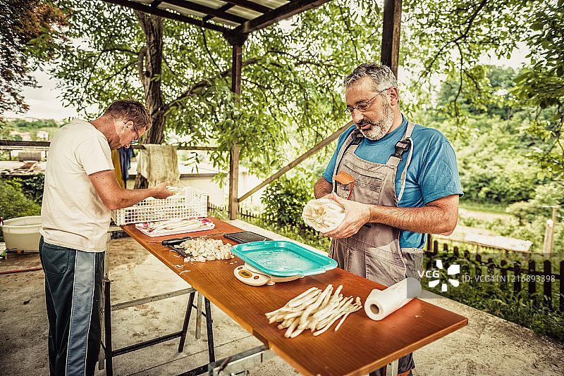 准备出售的新鲜白芦笋图片素材
