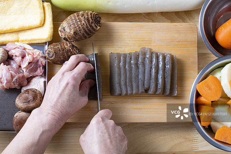 日式蔬菜鸡肉健康炖菜食谱，配有胡萝卜和萝卜等食材图片素材