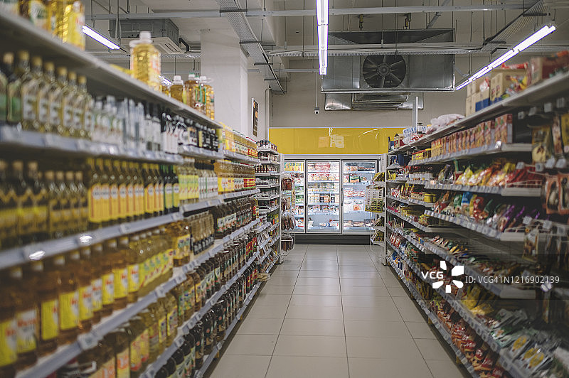 超市内部：货架上摆满商品图片素材