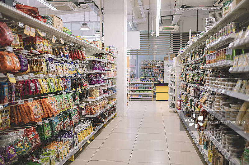 超市内部：货架上摆满商品图片素材