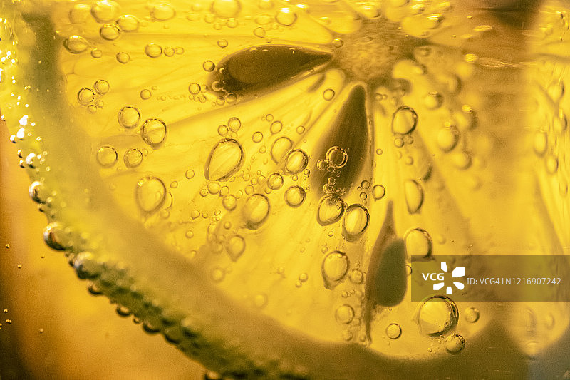 可乐中柠檬和冰块的特写图片素材