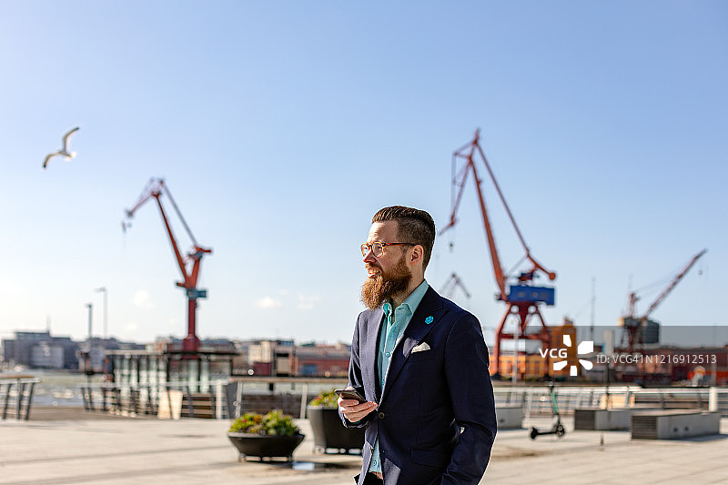 使用智能手机的商人图片素材