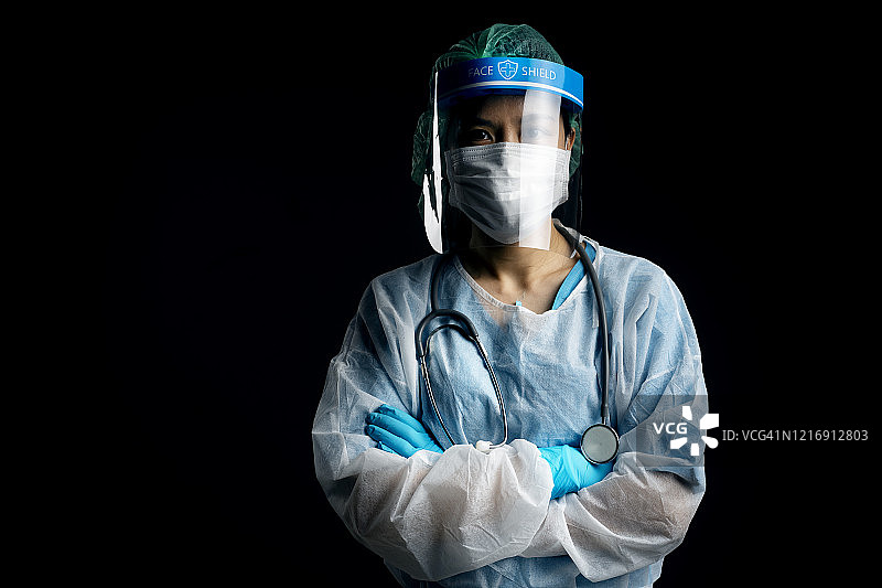 亚洲女医生穿戴防护装备，应对新冠疫情图片素材