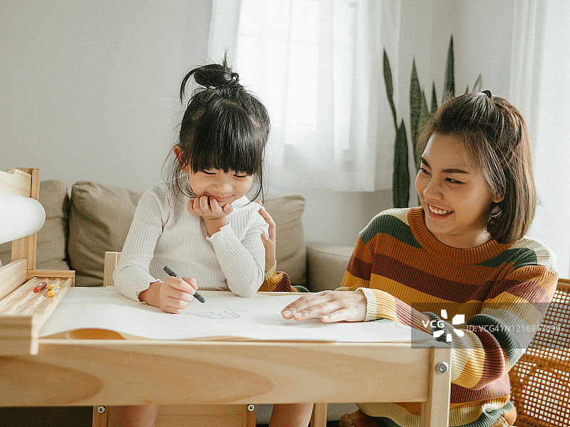 母亲和女儿在家学习图片素材