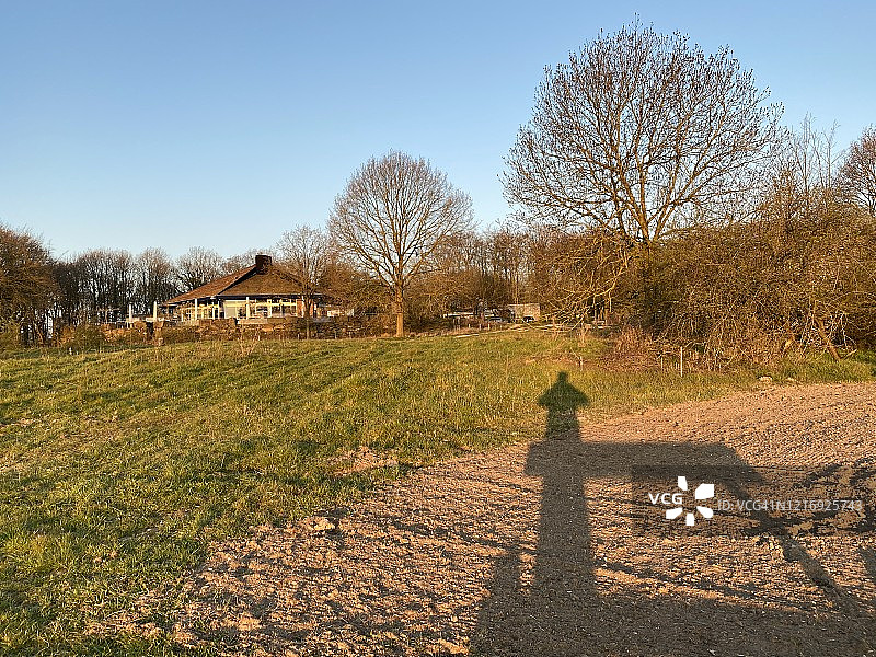 日出时分的荒地全景图片素材