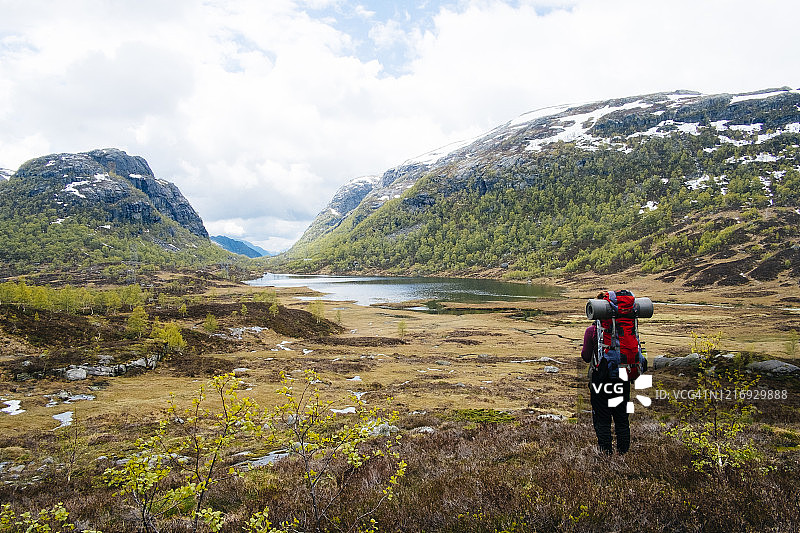 女人在挪威山区徒步旅行图片素材