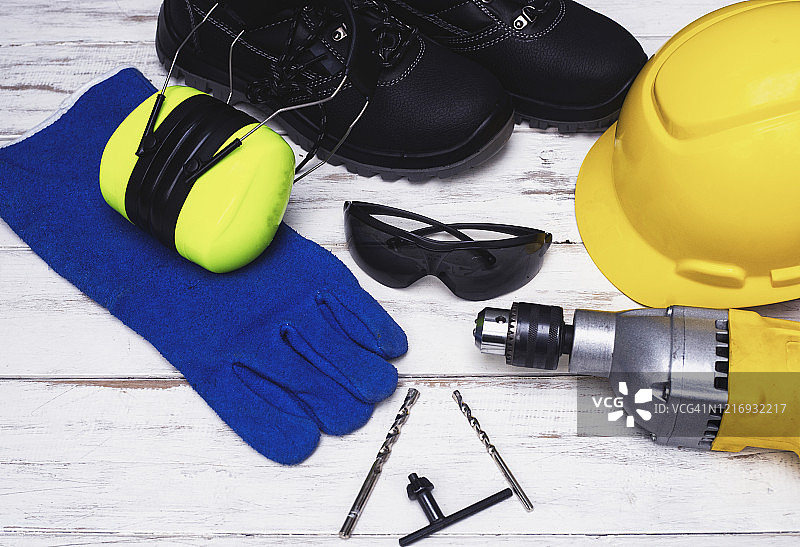 白色木质背景上的标准建筑安全设备，俯视图，安全第一理念图片素材