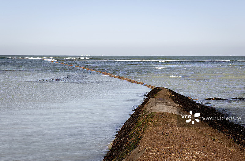 法国雷岛鲸鱼灯塔海岸和海滩图片素材