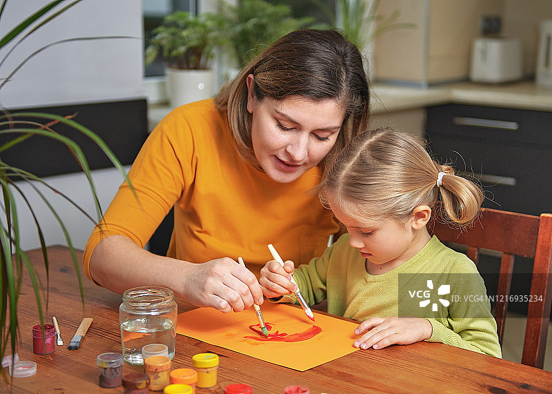 妈妈教女儿画画图片素材