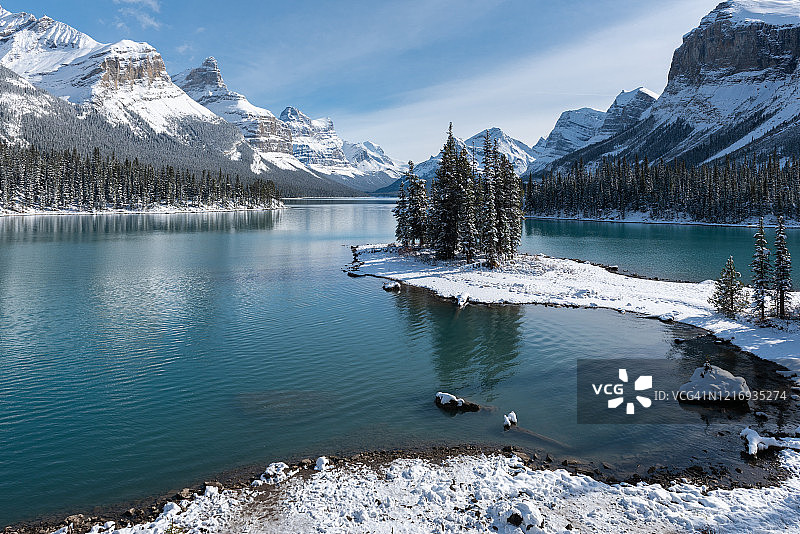 加拿大艾伯塔省贾斯珀国家公园玛琳湖的精灵岛图片素材