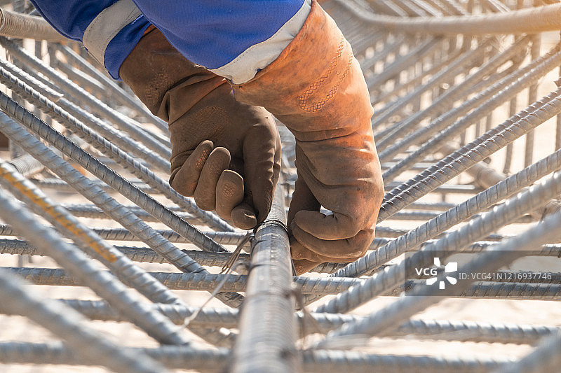 建筑工人在建筑工地固定钢筋图片素材