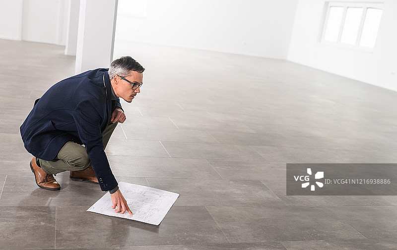 商人查看蓝图图片素材