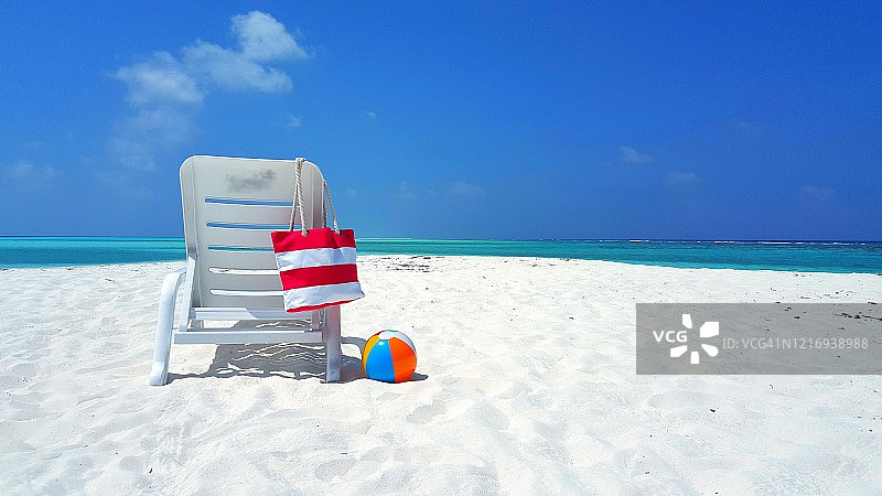 沙滩遮阳伞上的红白条纹夏季包图片素材