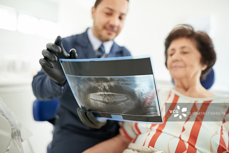 牙医讲解X光片图片素材