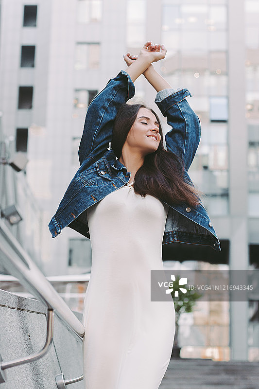 在户外快乐跳舞的女孩图片素材