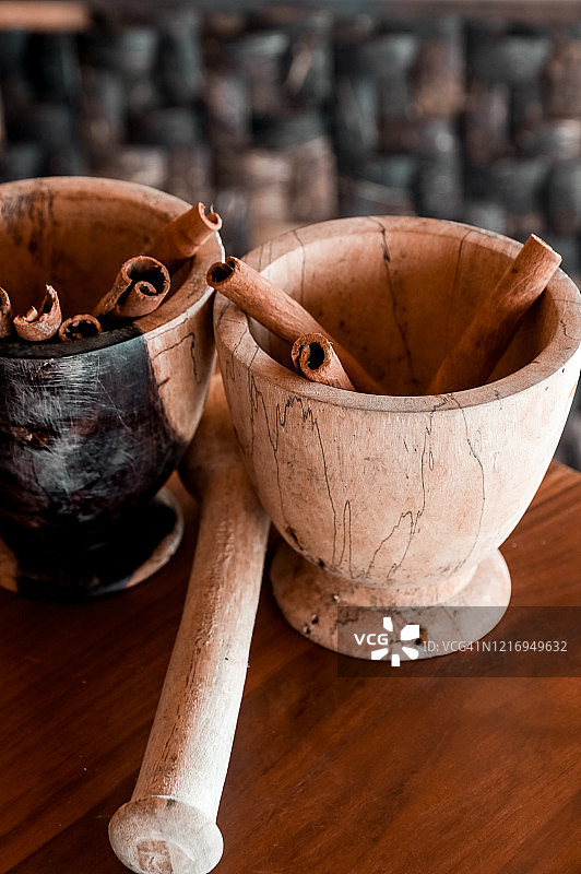 岛屿朗姆酒吧：研钵中的肉桂和香料图片素材