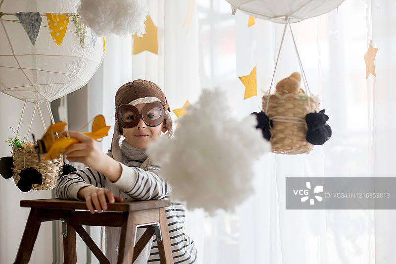 可爱的小男孩在家与小鸡玩耍图片素材