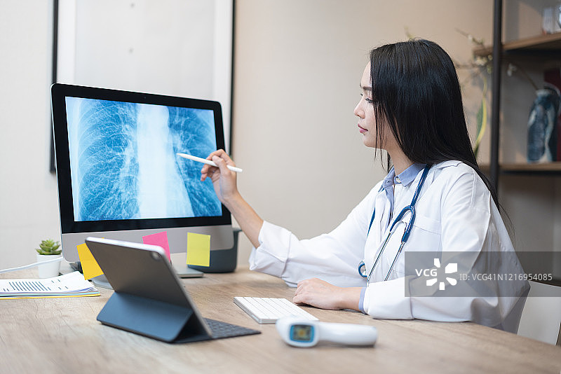 医生正在检查新冠肺炎患者的肺部图片素材