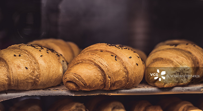 面包店橱窗里的新鲜羊角面包图片素材