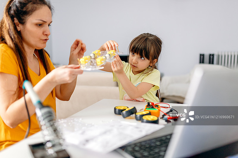 母女在家学习机器人编程图片素材
