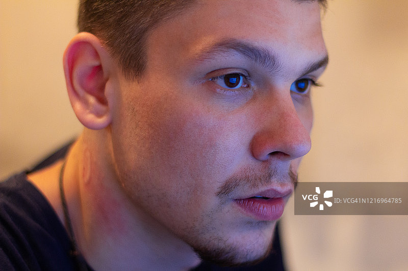 脖子上带着咬痕的男人图片素材