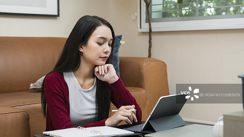 年轻妇女在家工作图片素材