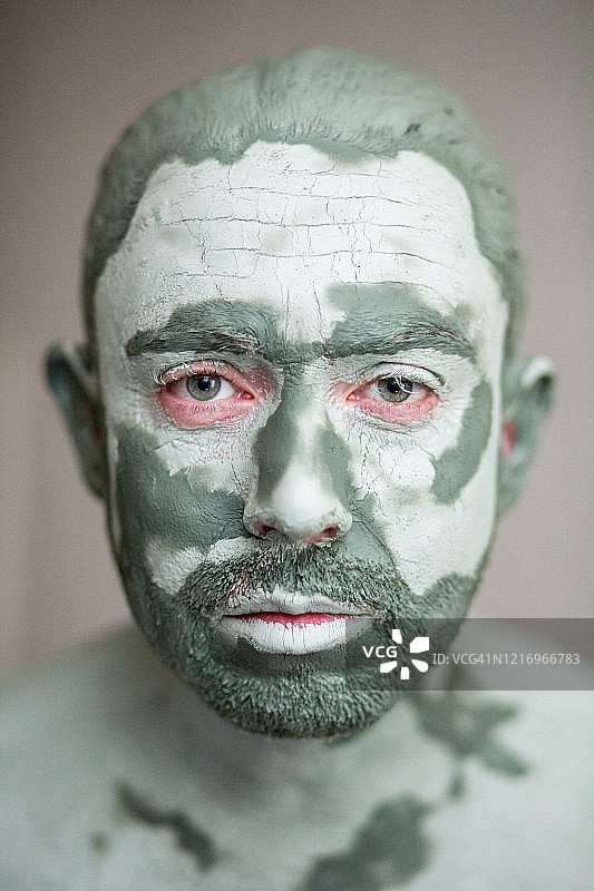 特写：敷面膜男士的棚拍肖像图片素材