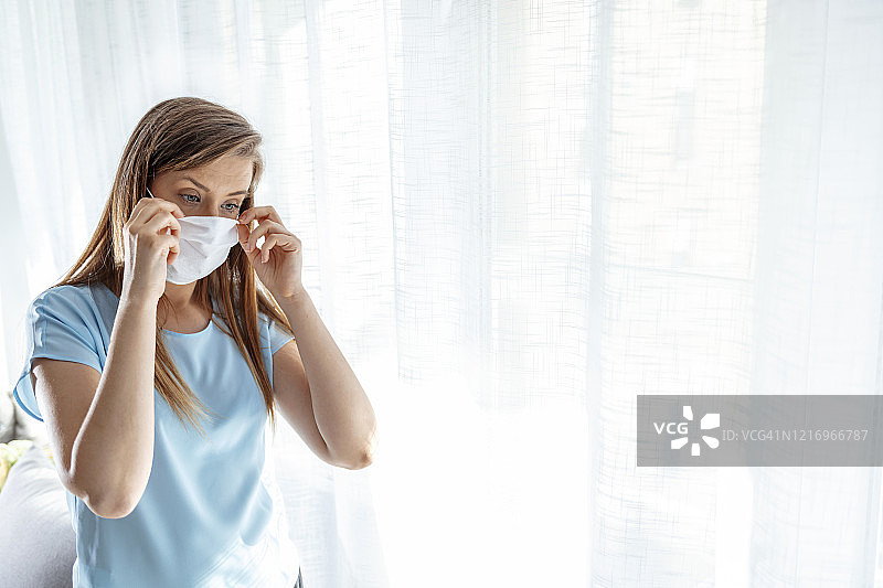 疫情期间居家隔离的女人图片素材