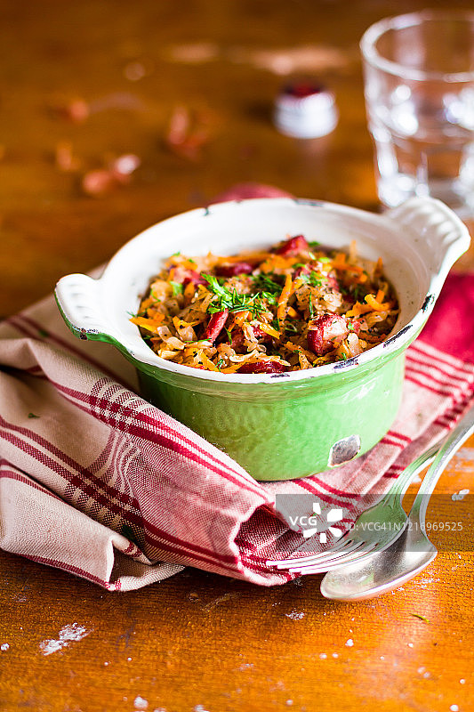 传统波兰美食：什锦炖菜，卷心菜胡萝卜猪肉香肠图片素材