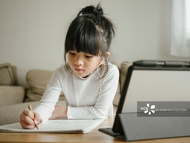 亚洲女儿在家上网课图片素材
