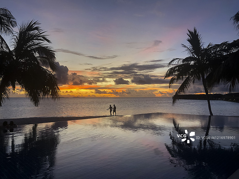 热带无边泳池的日落图片素材