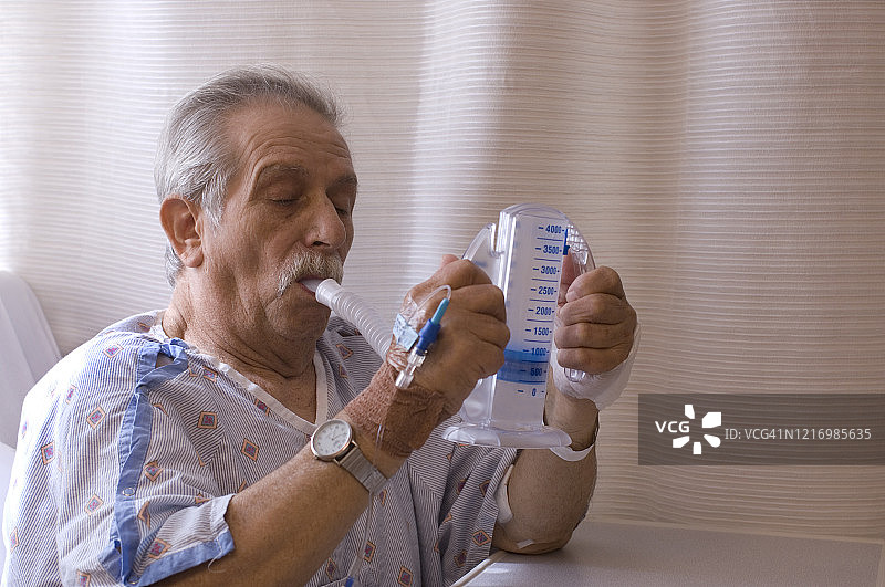 2007年5月8日，医院病房里使用呼吸测量装置的癌症患者图片素材