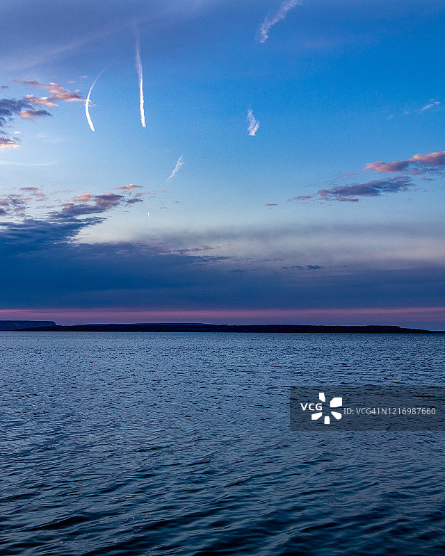 蓝紫色天空下的水面日落图片素材