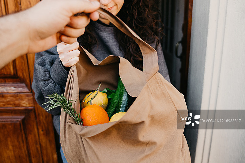 男人运送一袋蔬菜和水果图片素材