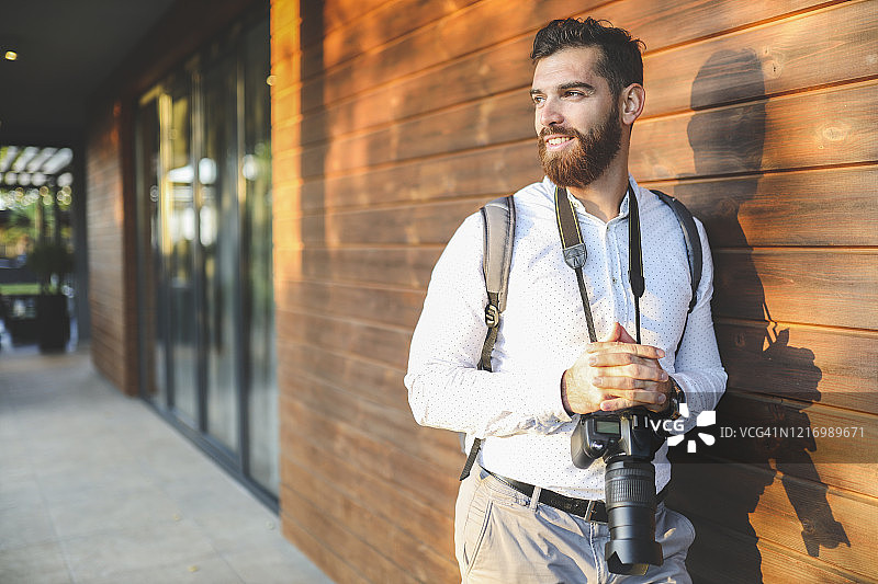 专业摄影师持专业相机人像图片素材