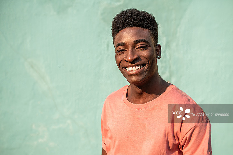 英俊的年轻非洲男子肖像图片素材