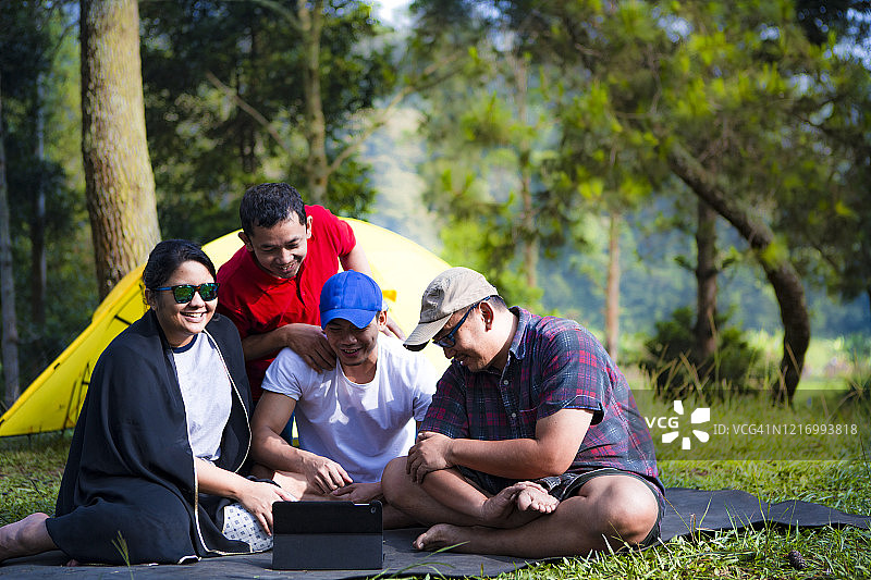朋友们在热带雨林快乐露营图片素材