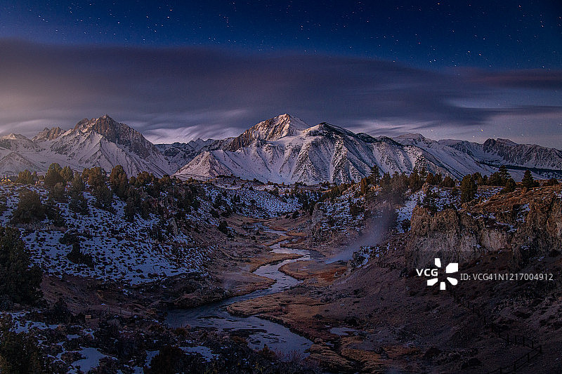 日出前冬季的热溪地质遗址图片素材