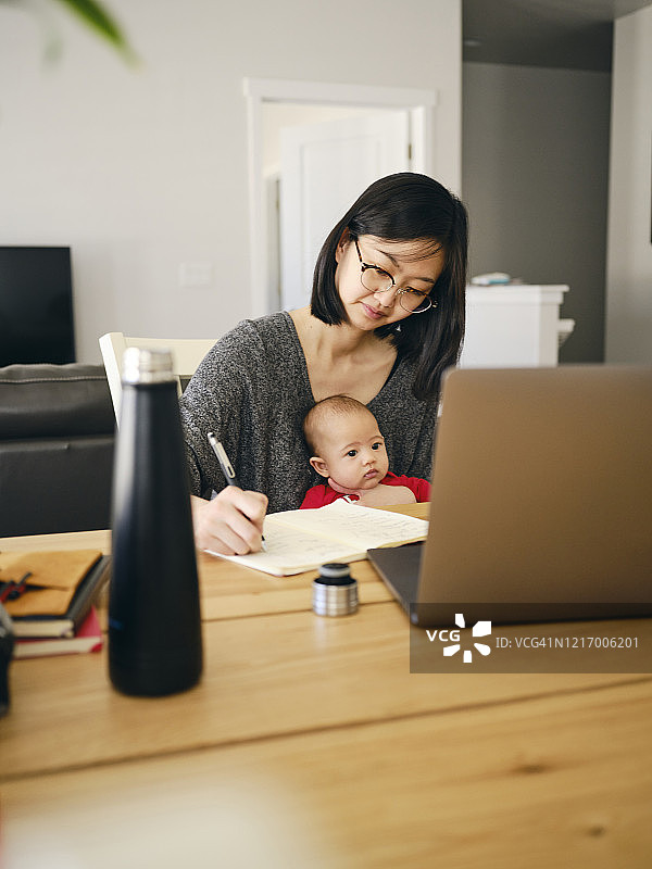在家进行网络聊天会议的职业女性图片素材