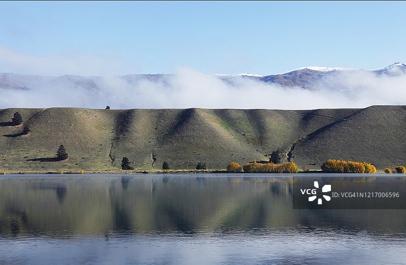 俯瞰邓斯坦湖的山脉图片素材